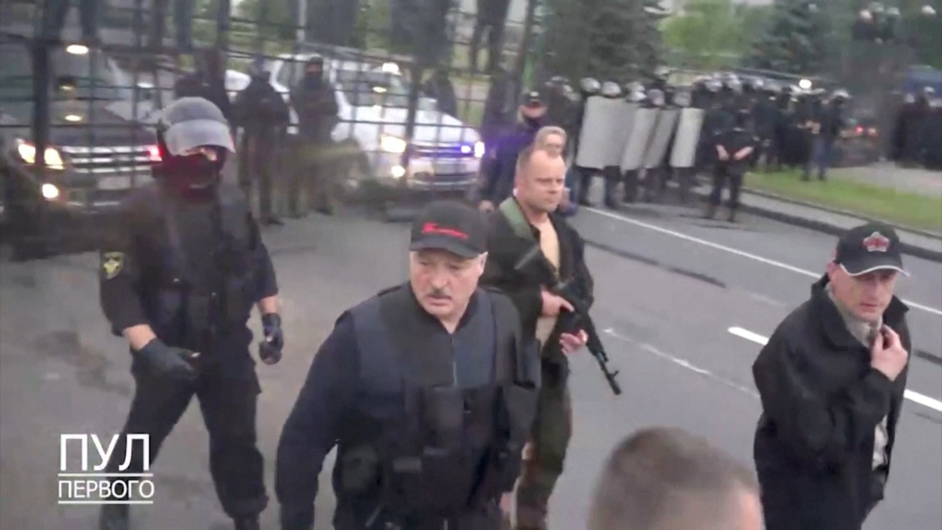 بيلاروس.. لوكاشينكو يظهر مجددا ببندقية كلاشينكوف أمام المحتجين
