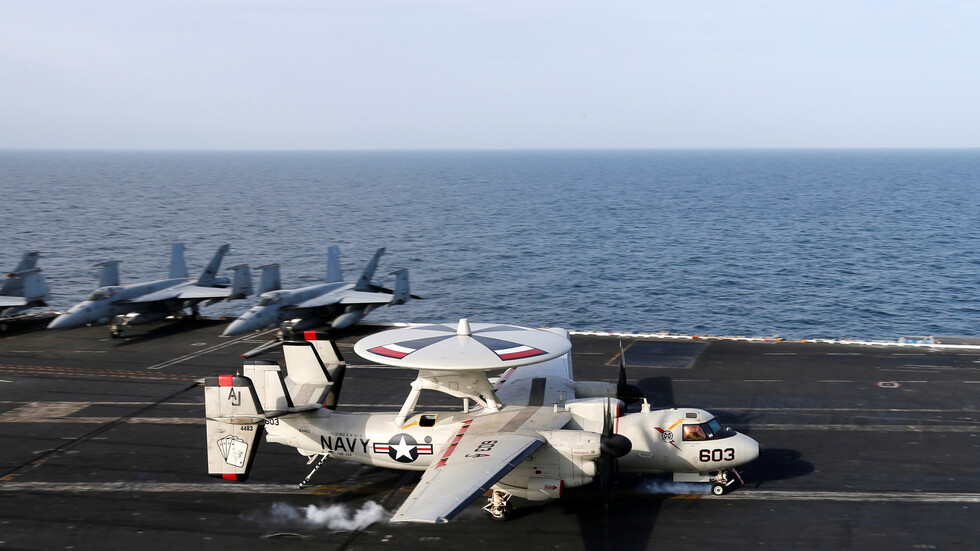 تحطم طائرة  إنذار مبكر أمريكية ونجاة طاقمها