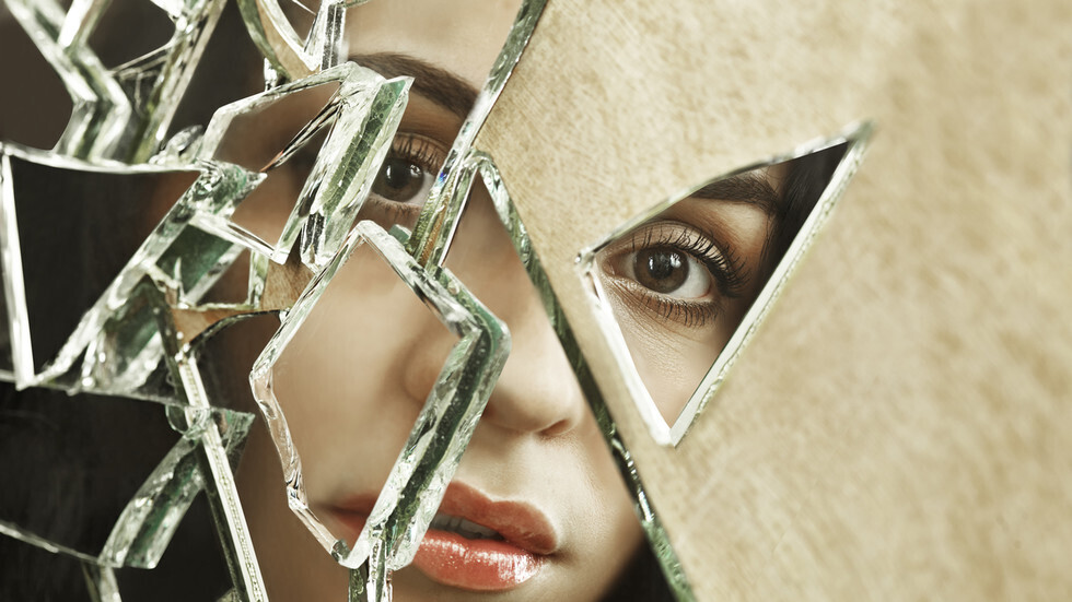 "الخروج من الجسم".. علماء سويديون ينجحون في تجربة غريبة لـ"تبادل الأجساد" (فيديو)