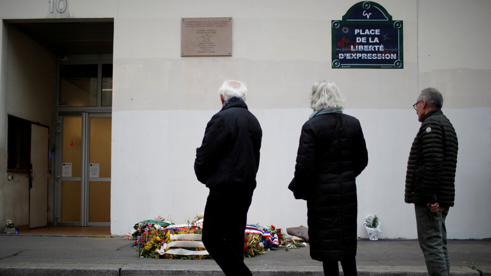 "شارلي إيبدو" تقرر إعادة نشر الرسوم المسيئة للنبي محمد