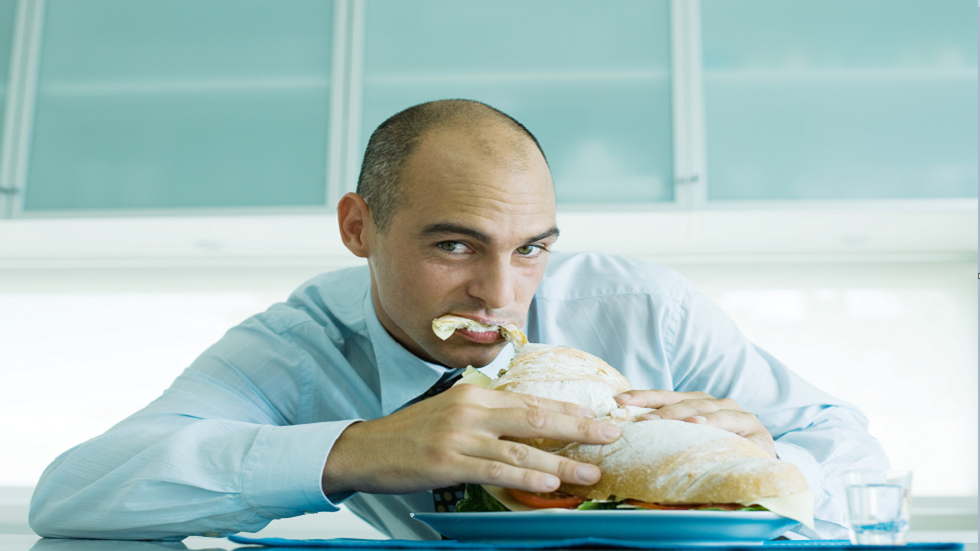 دراسة تكشف أثر تناول وجبات كبيرة بعد السادسة مساء!