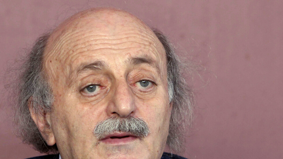 جنبلاط يسلم ماكرون ورقة إصلاحية