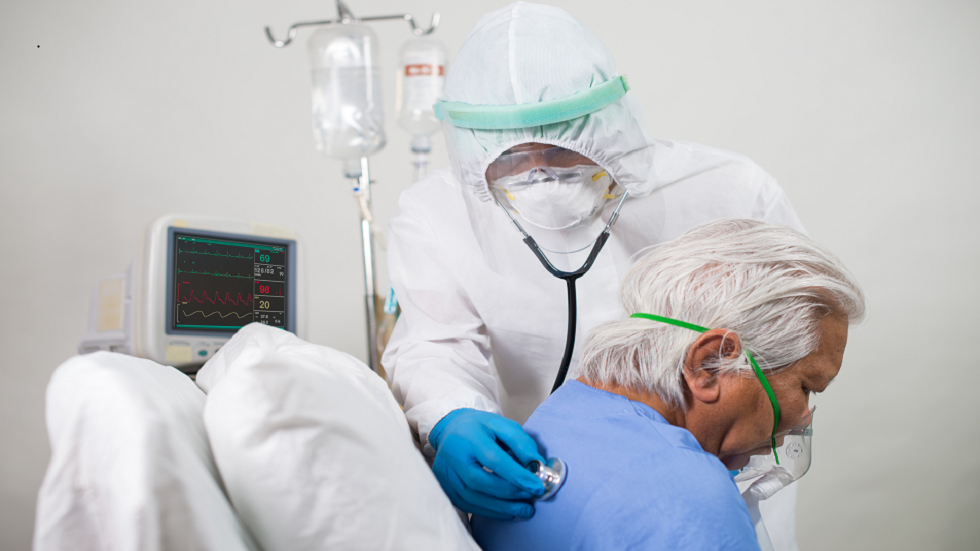 إصابة ممرض بفيروس كورونا تلقي الضوء على عارض أقل شهرة!