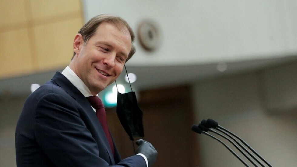 أول وزير روسي يتلقى لقاحا ضد كورونا