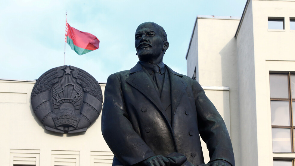 ما حقيقة الطائرة القطرية التي حطت في مطار مينسك فجأة؟