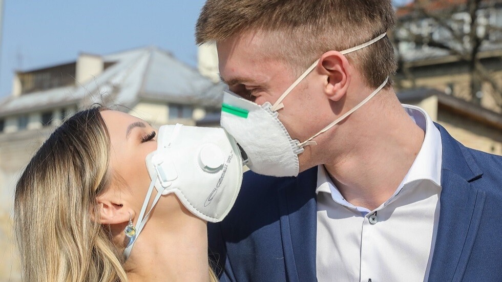 كبيرة أطباء كندا تصدر توصيات خاصة بممارسة الجنس في ظل كورونا