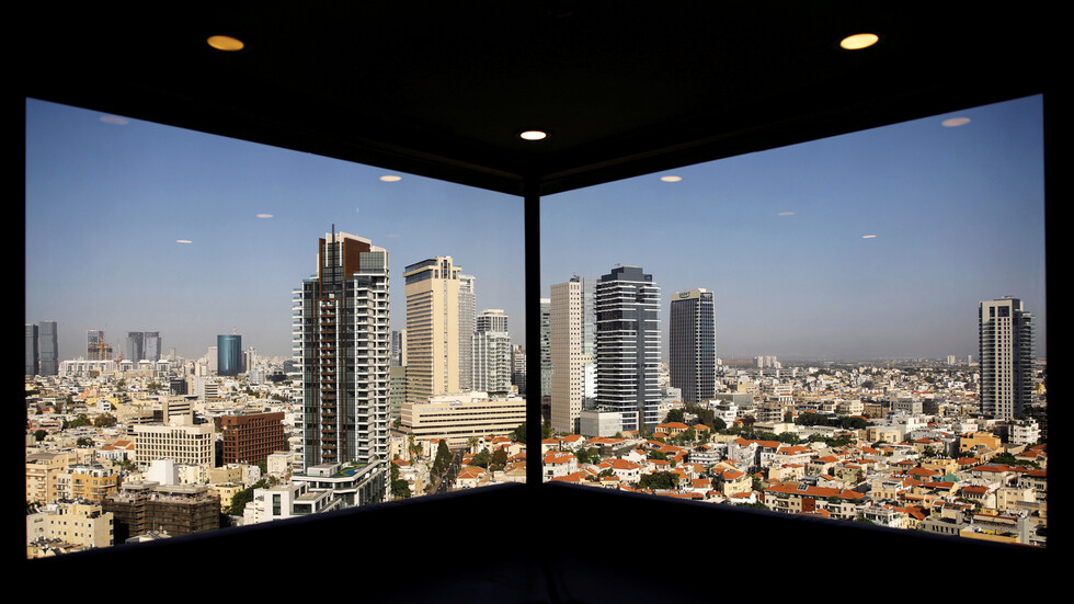 شاهد بالفيديو.. طائرة تلقي عشرات أكياس المخدرات وسط تل أبيب