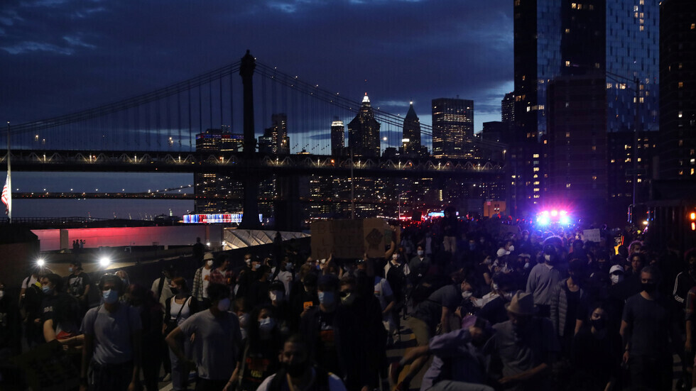 تنظيم احتجاجات بمدن أمريكية بعد فيديو يصور اعتقال رجل أسمر قبل وفاته في نيويورك