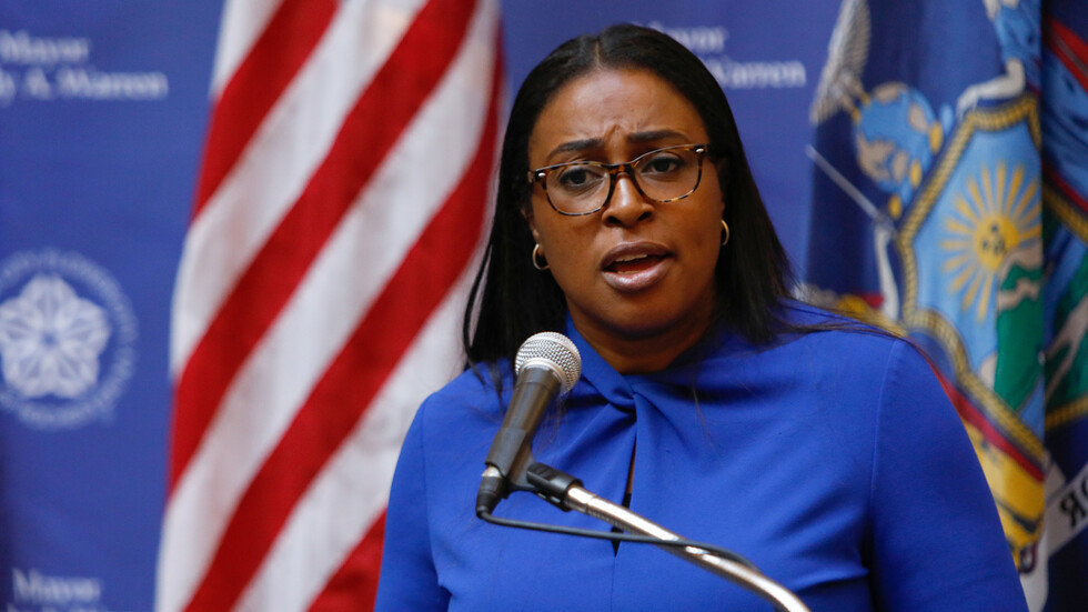 السلطات الأمريكية توقف 7 رجال شرطة عن العمل بعد مقتل مواطن أسمر جراء عملية احتجازه