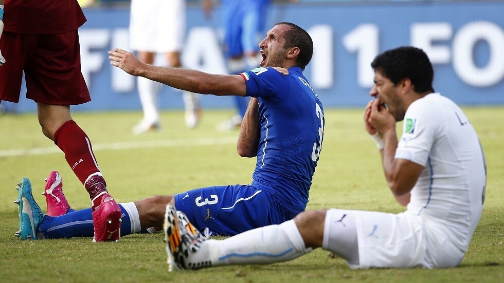 "العضاض" سواريز يتصل بـ"ضحيته" كيليني قبل الانتقال ليوفنتوس