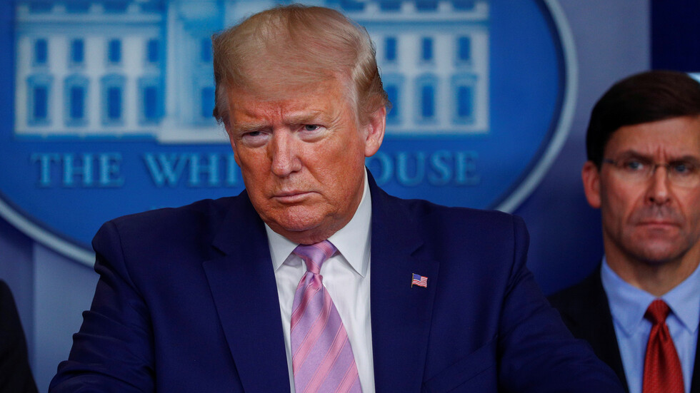 إسبر يدافع عن ترامب بعد تقرير عنه يصف قتلى بلاده العسكريين في حروب أوروبا بـ