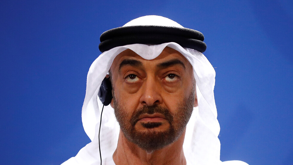 حاكم دبي يهدي قصيدة "بطل السلام" لمحمد بن زايد