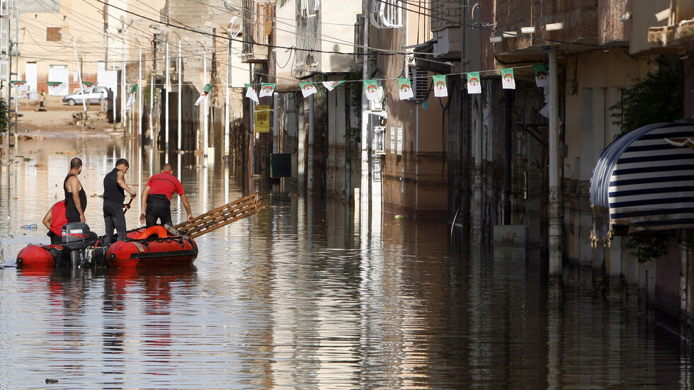 أمطار غزيرة تغرق أحياء وطرقات في العاصمة الجزائرية