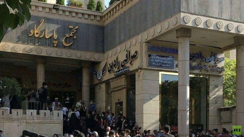 إيران.. تراجع جديد للعملة الوطنية