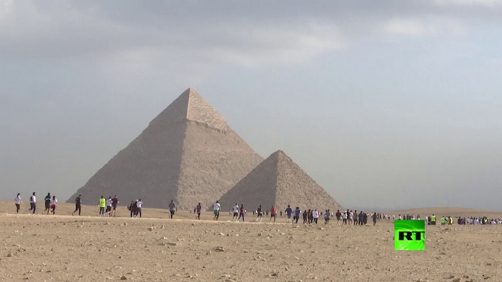 مصر.. بائع متجول يتحدث 9 لغات بطلاقة (فيديو)