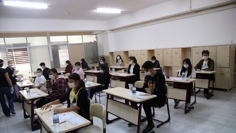 تركيا تقلص خطط إعادة فتح المدارس في ظل ارتفاع إصابات كورونا