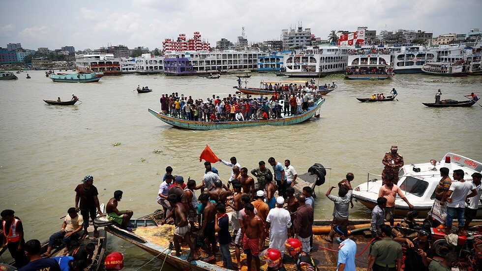 مقتل 11 شخصا بانقلاب عبارة في بنغلادش