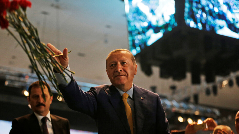 "العدالة والتنمية" يدافع عن أردوغان ويتهم ماكرون بالفكر الاستعماري