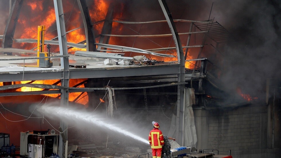 مسؤول لبناني يكشف سبب حريق مرفأ بيروت