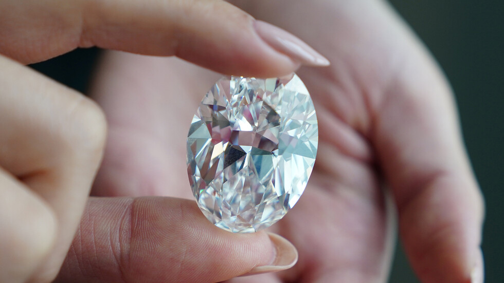 عرض ماسة نادرة بحجم بيضة وزنها 102 قيراط للبيع بسعر خرافي