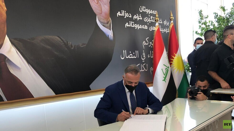 الكاظمي يزور قبر جلال طالباني في السليمانية (صورة)