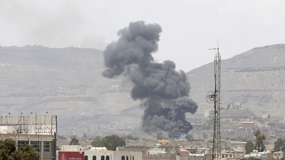 مسؤول عسكري يمني: التحالف يقصف أهدافا في صنعاء