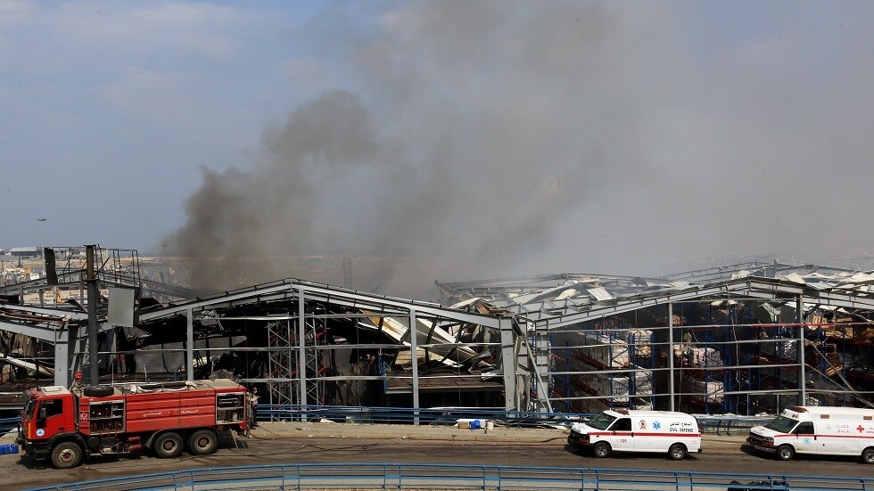 لبنان.. تصاعد دخان من بقايا حريق الخميس في مرفأ بيروت