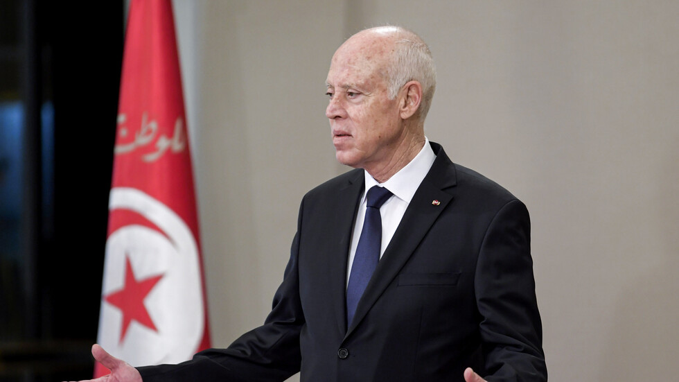 سعيّد: أسراب من الجراد تعبث بالدولة التونسية وأملاكها