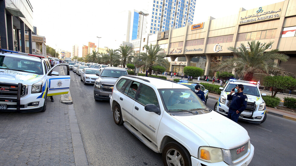 وافدون يعتدون على مصورة مشهورة في الكويت داخل منزلها