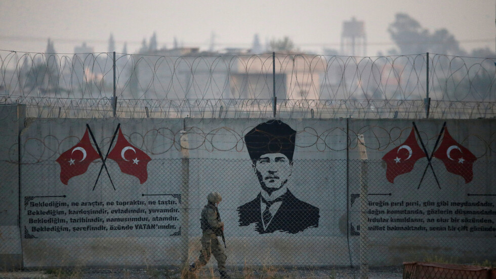 صحيفة تركية: اعتقال ضابط يقود كتيبة ويتزعم عصابة