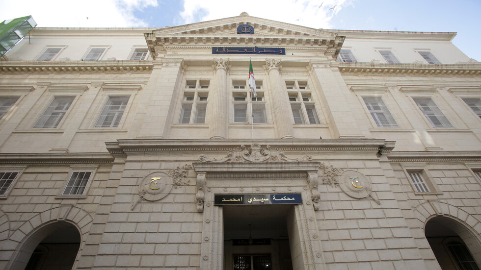 الجزائر.. إدانة وزيرين سابقين بتهم فساد