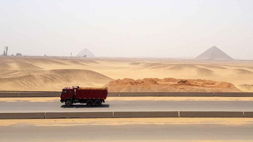 مصر تحسم الجدل المثار حول شق طريقين عبر الأهرامات
