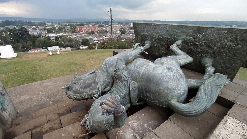 عدوى إسقاط التماثيل تصل إلى كولومبيا