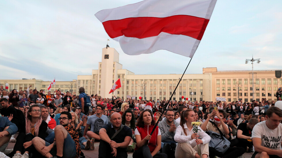 معارض بيلاروسي مسجون يضرب عن الطعام وراء القضبان