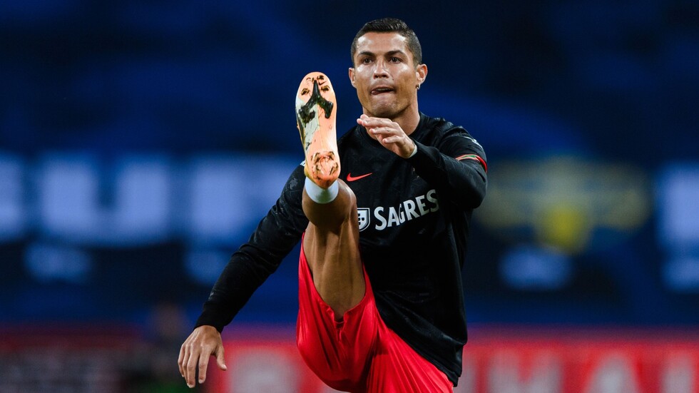 كريستيانو رونالدو يتلقى جائزة تسعده (صورة)