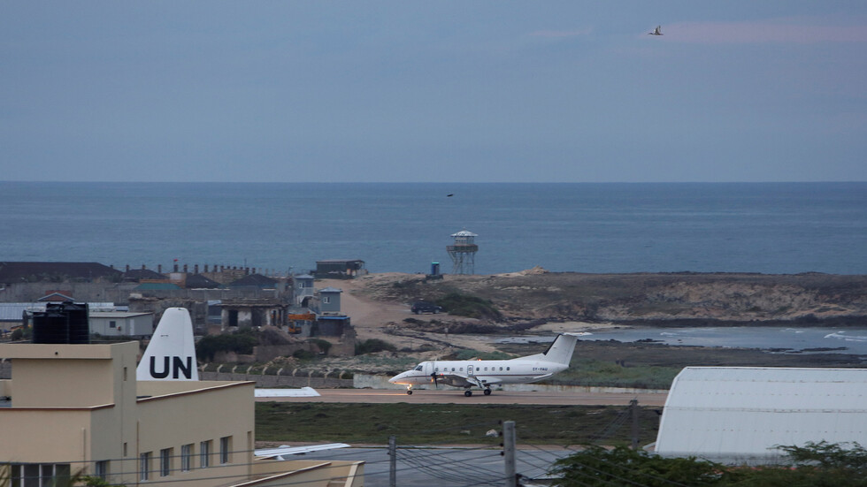 بالصور.. طائرة كينية تصطدم بجدار في مطار مقديشو