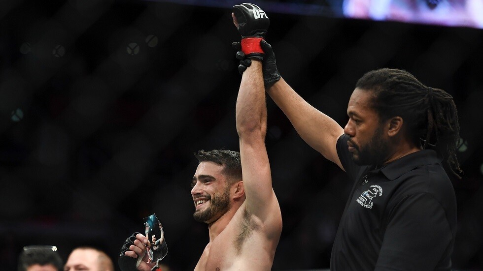 شاهد.. مقاتل يسحق منافسه بضربة قاضية بقدمه