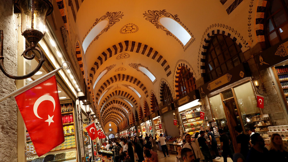 الليرة التركية تبلغ قاعا قياسيا جديدا