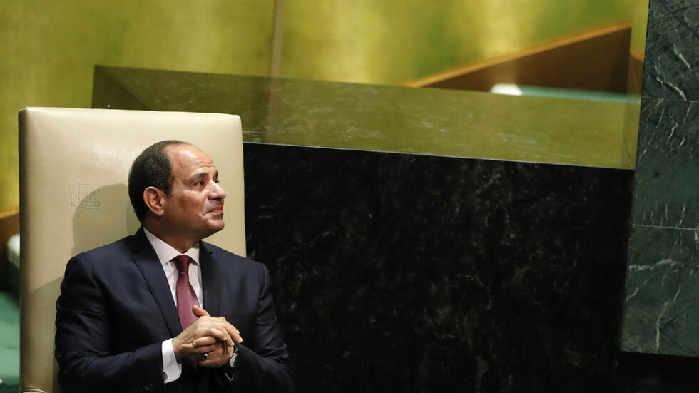 السيسي يطالب الحكومة بتنفيذ مشروعات إسكان حضارية كبيرة