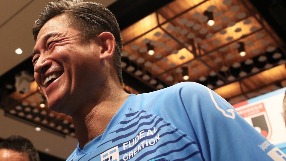 بسن 53 عاما.. أكبر لاعب كرة قدم ياباني يشارك أساسيا في دوري بلاده (فيديو)