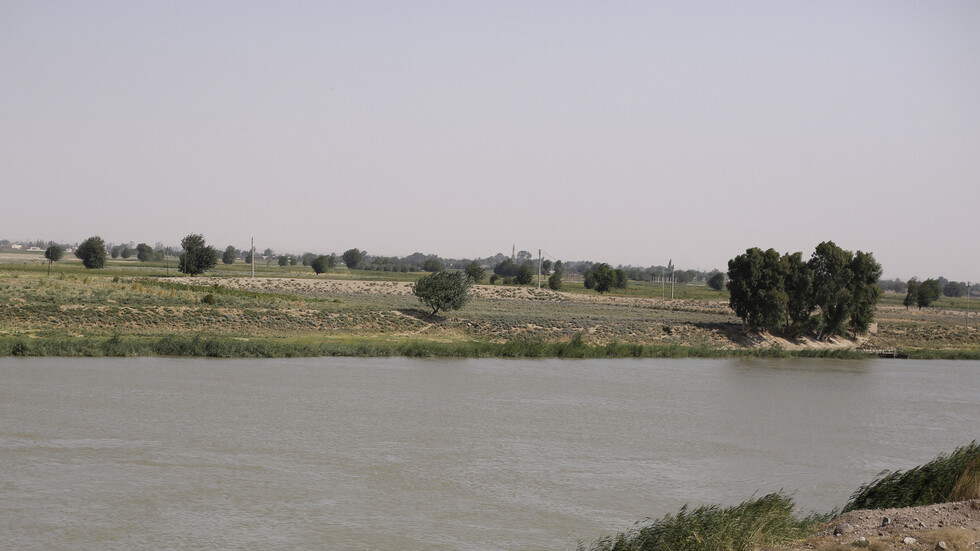 سلطات دير الزور تفتتح معبرا طوفيا عائما يربط ضفتي نهر الفرات شرق سوريا