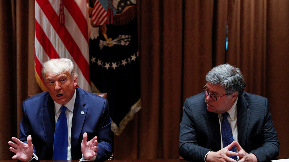 ترامب يدرس اتخاذ خطوات قانونية ضد مواقع التواصل الاجتماعي