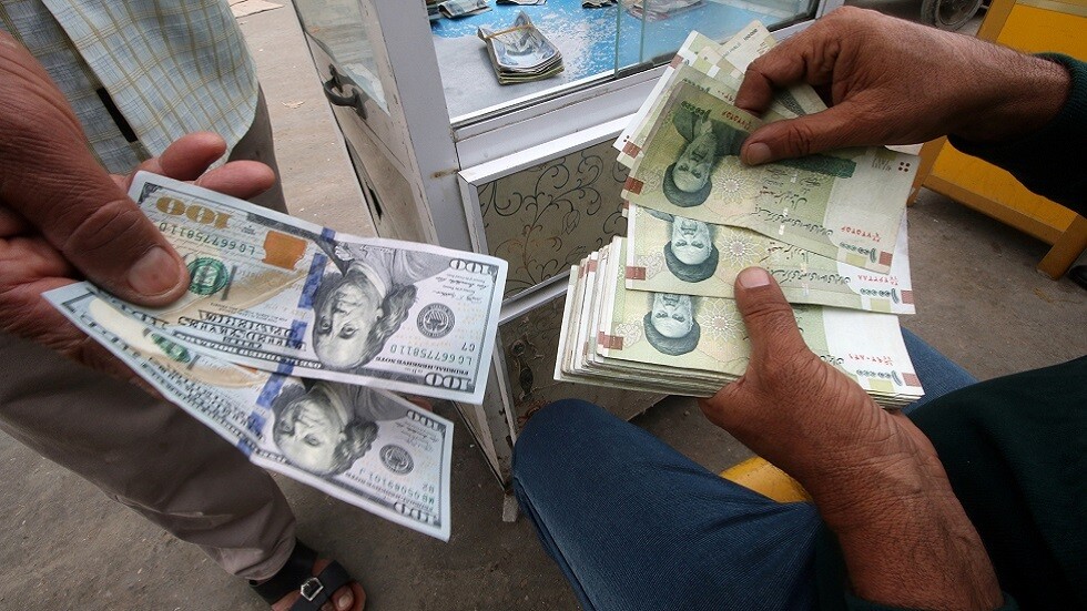 الريال الإيراني يتخطى حاجز 290000 للدولار الواحد