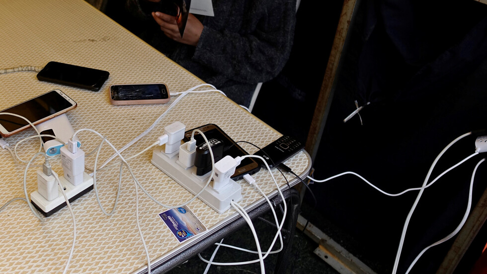 أمير سعودي ينشر فيديو لاحتراق سيارة ويحذر من خطر الهواتف الجوالة