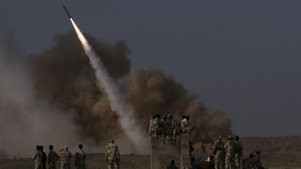 الحرس الثوري الإيراني يكشف عن صاروخ جديد يفوق مداه 700 كيلومتر