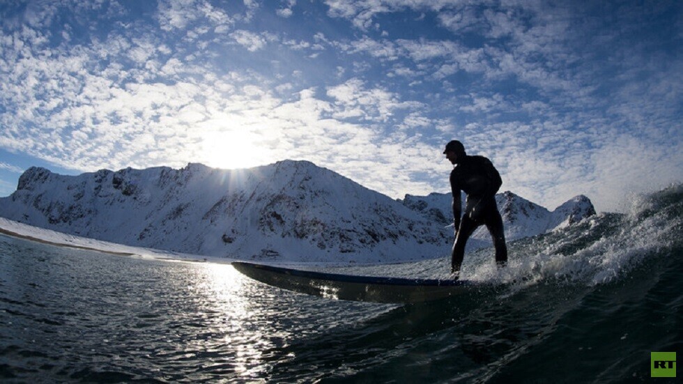 لوح ركوب أمواج يسبح عامين من هاواي إلى الفلبين