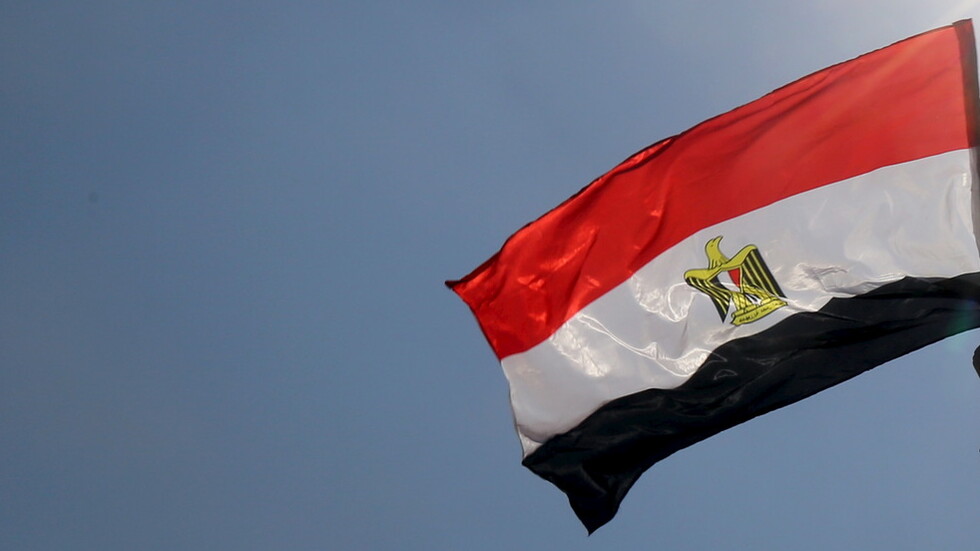 فنانة مصرية تنشر صورتها بالمايوه وتتعرض لهجوم كبير (صورة)