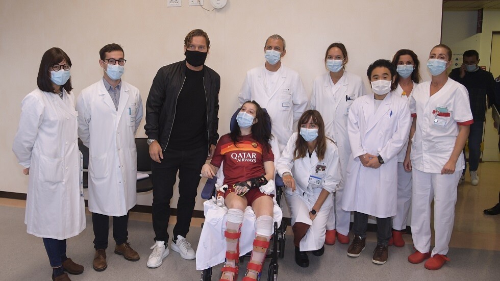 في لفتة إنسانية رائعة.. "إمبراطور روما" يزور فتاة استفاقت من الغيبوبة بعد سماع تسجيل صوتي له