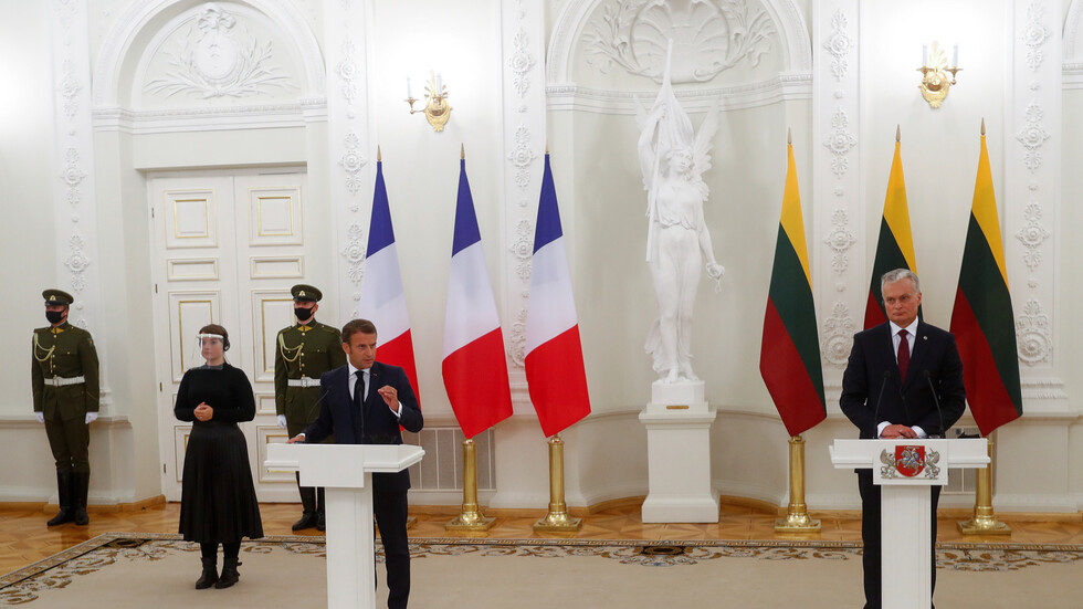 ماكرون يؤكد ضرورة الحوار مع روسيا