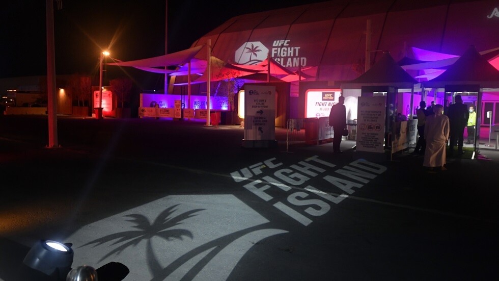 إسرائيل أديسانيا يؤدي حركة مشينة بحق ضحيته في الإمارات (فيديو)